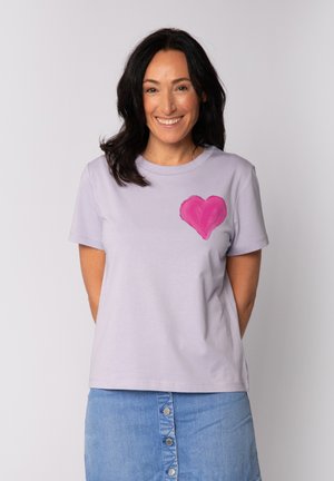 Lila t-shirt van zachte katoen met een ronde halslijn en korte mouwen, met een roze hartontwerp op de linkerborst.