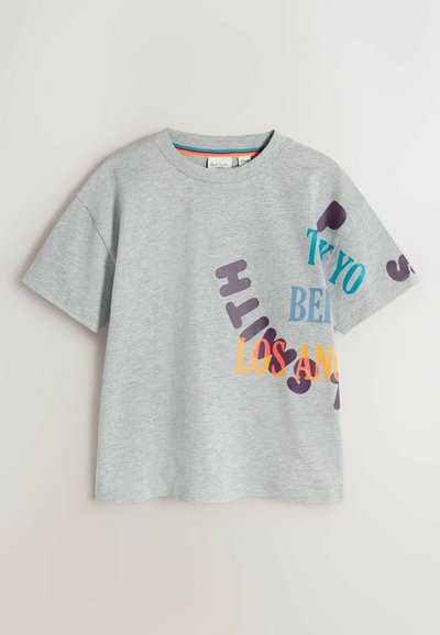 T-shirt en coton gris à manches courtes avec un texte multicolore : « TOKYO », « BEIJING » et « LOS ANGELES » en différentes polices et tailles.