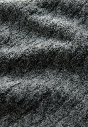 Grauer strukturierter Stoff mit einem weichen, flauschigen Aussehen, das helle und dunkle Fäden zeigt und Wellen und Falten auf seiner Oberfläche aufweist.