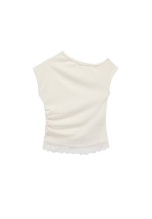 Haut sans manches couleur blanc cassé avec encolure bateau, fronces latérales discrètes sur la droite, et bordure en dentelle festonnée à l'ourlet.