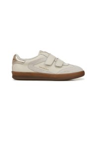 Sneakers beige chiaro con due cinturini in Velcro, materiali in pelle liscia e suede, suola in gomma marrone, accentuazione metallica sul tallone, design minimalista.