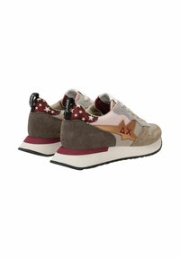 Sneaker aus einer Mischung von beige, grau und burgunderfarbenem Wildleder und Stoff, mit einer Ferse im Sternmuster und einer logoakzentuierten Seite.