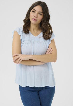 Helltürkise Bluse mit kurzen Ärmeln, Rüschendetails, gefälteltem Design und V-Ausschnitt. Weicher, leichter Stoff mit zarten Spitze-Applikationen.