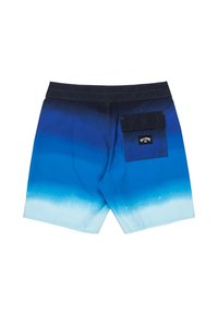 Shorts da bagno blu con un design a gradiente che va dal blu navy scuro all'acqua leggera, dotati di una tasca posteriore e un'etichetta con il logo del brand. Tessuto morbido al tatto.