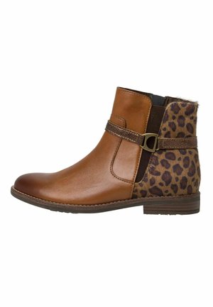 Brun læderankelstøvle med leopardmønstret bagstykke, dekorativ rem med metalspænde, flad sål og elastisk sidepanel.