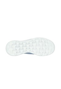 Zapatilla deportiva ligera con suela de goma blanca texturizada y parte superior de tela de malla en tonos de azul claro.