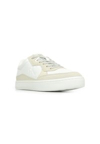 Sneaker bianco e beige con dettagli in pelle texturizzata e camoscio, punta rotonda e suola piatta in gomma con logo laterale.