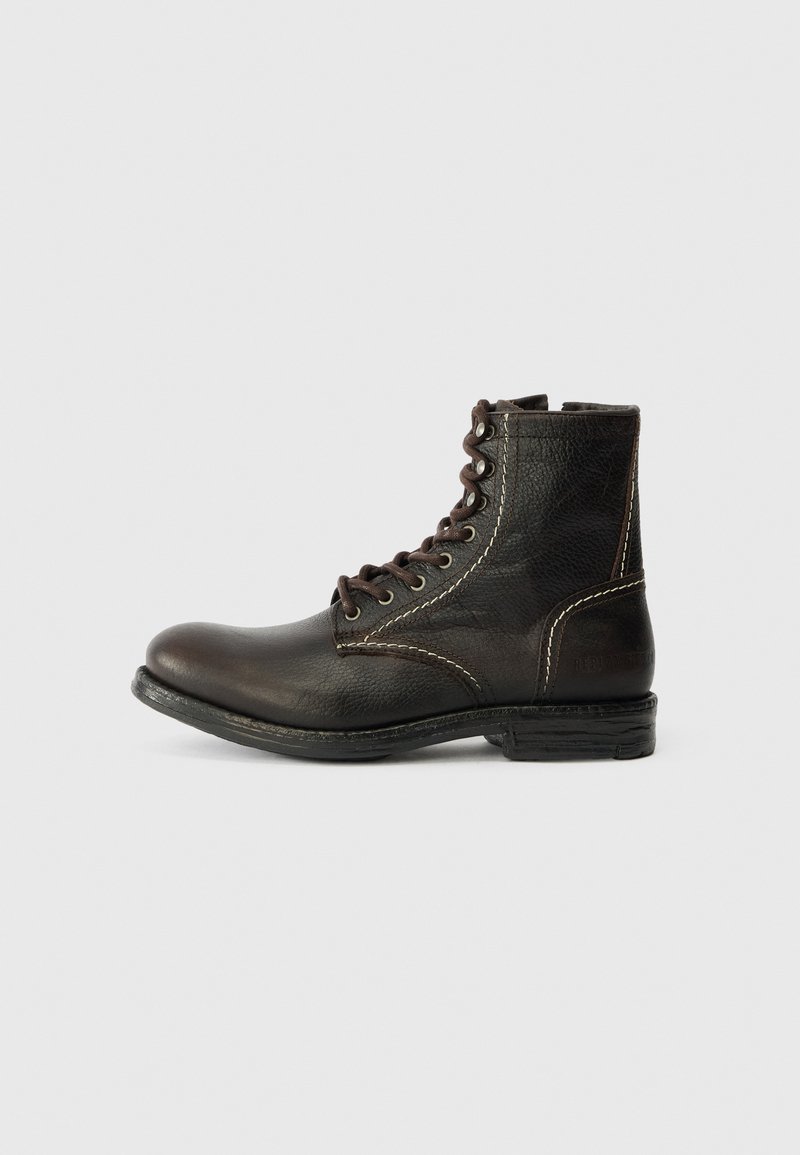 Braune Leder-Ankle-Boots mit runder Zehenform, sieben Ösen-Design, weißen Nähten und strukturiertem Obermaterial. Robuste Gummisohle, klassischer Stil.