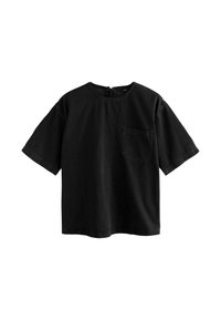 Camiseta negra de manga corta hecha de algodón, con escote redondo y un único bolsillo en el pecho con un sutil detalle de costura.