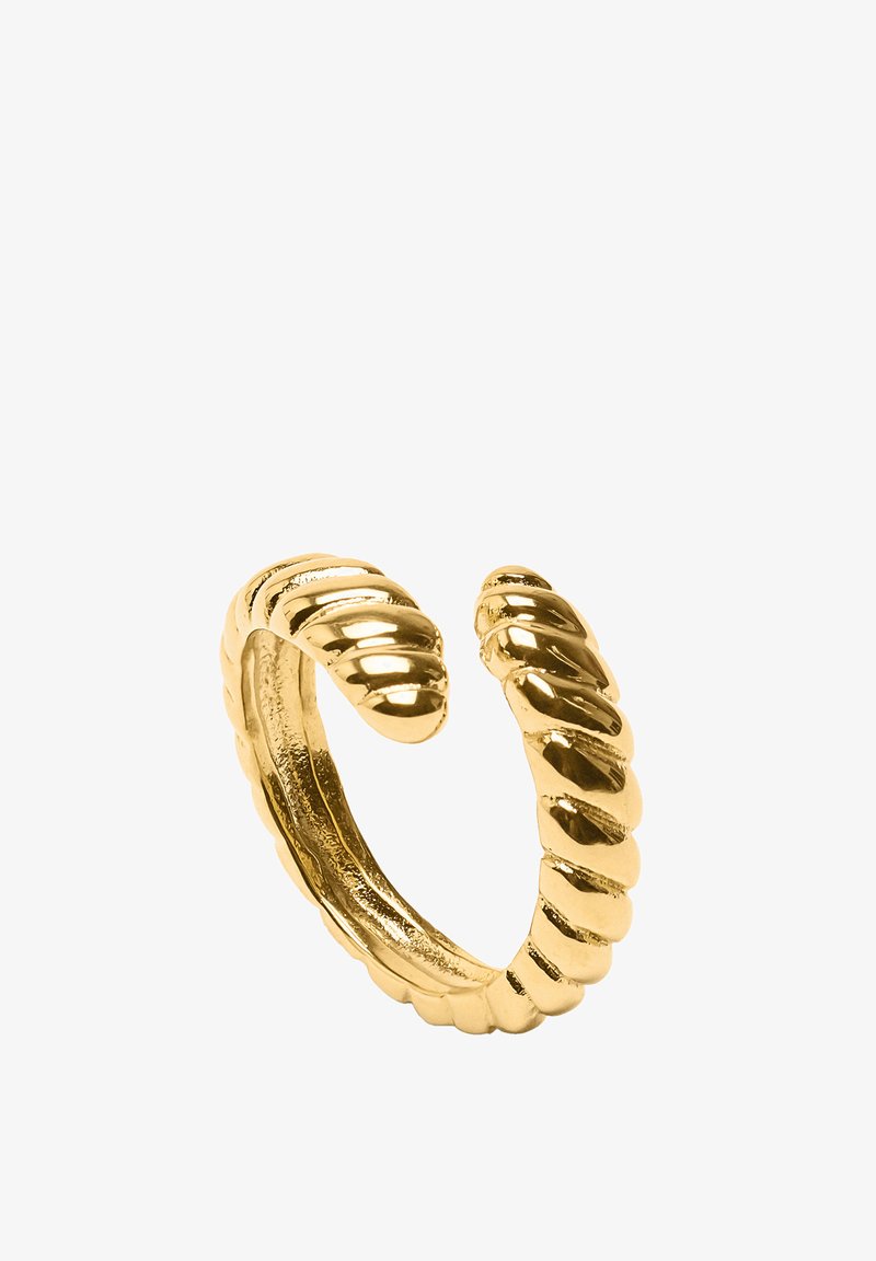 Złocony regulowany pierścionek o skręconym, teksturowanym wzorze, z gładkim wnętrzem i żłobionymi akcentami po zewnętrznej stronie.