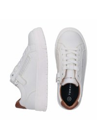 Witte sneakers met een gladleren bovenwerk, ronde neus en witte rubberen zool. Voorzien van veters en een bruine accent op de hiel.