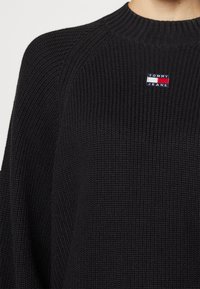 Tommy Jeans BADGE MOCKNECK SWEATER - Jersey de punto - black