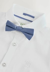 Weißes Baumwollhemd mit einer strukturierten blauen Fliege. Verfügt über einen spitzen Kragen, ein gesticktes Logo und Knopfverschlüsse auf der Vorderseite.