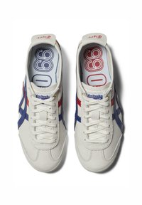 Sneakers bianchi in pelle con accenti a strisce blu e rosse, dotati di una chiusura con lacci, colletto imbottito e logo sulla linguetta.