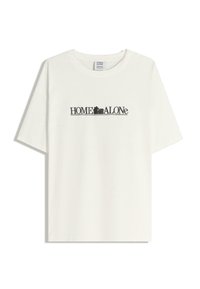 Tricou alb din bumbac cu un design imprimat negru care citește "HOME ALONE" cu o icoană a unei case integrată în text. Mâneci scurte.
