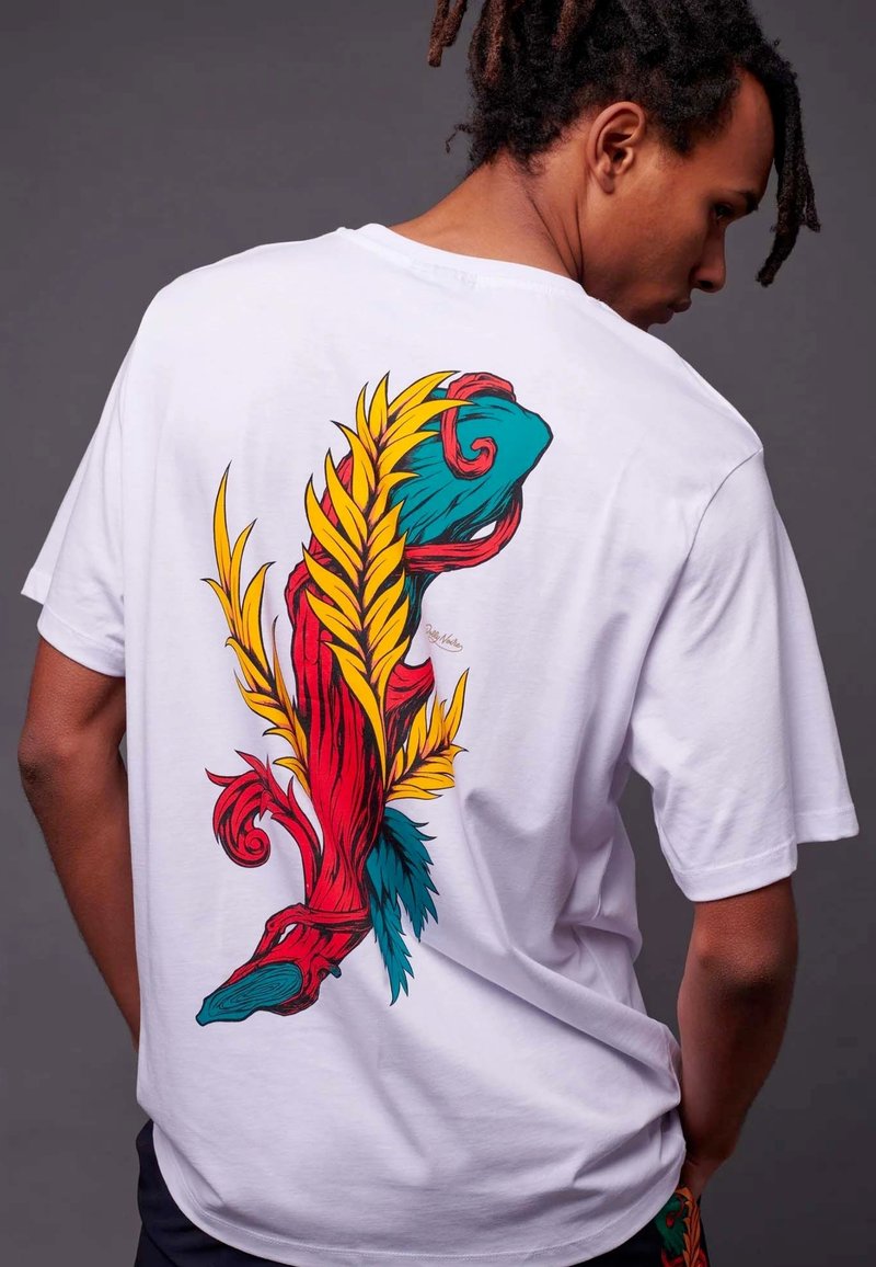Witte t-shirt met korte mouwen, voorzien van een kleurrijk, abstract verenontwerp in rood, geel, groen en blauw op de achterkant.