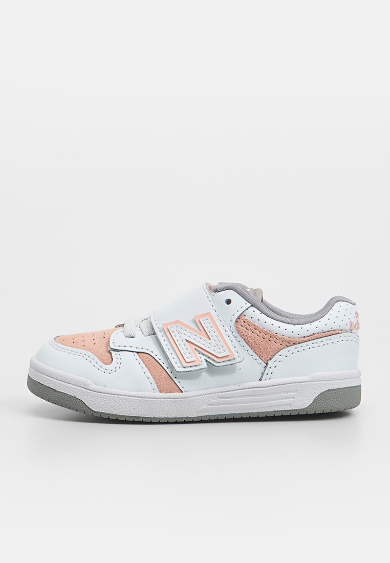 Sneaker in pelle bianca e pesca con punta testurizzata, fascia in Velcro e accenti grigi. Presenta una suola in gomma e pannelli perforati.