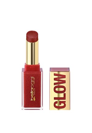 Rossetto rosso glitterato con custodia dorata etichettata Belloggi Italia, accanto al cappuccio dorato abbinato con lettere rosse glitter che compongono la parola GLOW.
