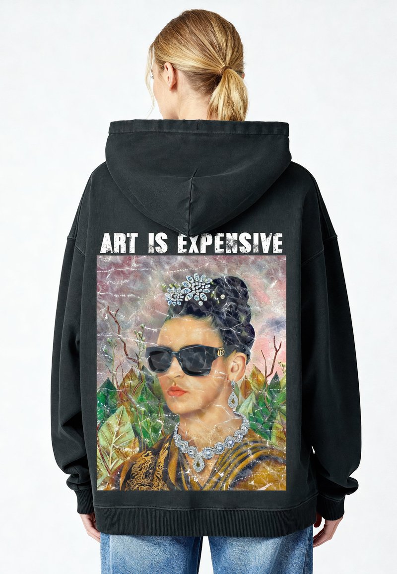 Sweat à capuche noir avec une grande impression graphique représentant une femme portant des lunettes de soleil et des bijoux, avec le texte « ART IS EXPENSIVE » en blanc au-dessus.