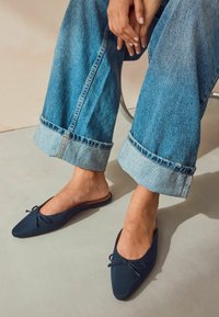 Next FOREVER COMFORT BOW - REGULAR FIT - Matalakantaiset pistokkaat - navy