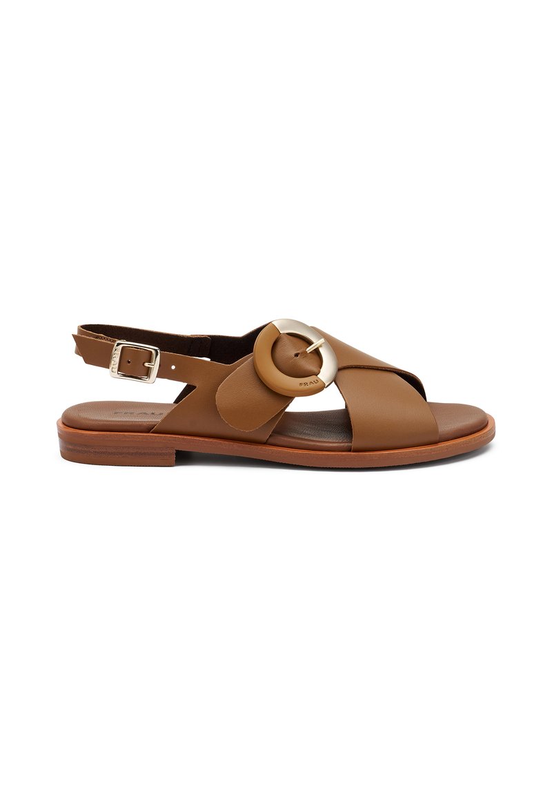 Sandalo slingback in pelle marrone con un accento a fibbia circolare, design a cinturino incrociato, punta aperta e suola piatta in legno.