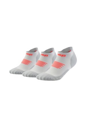 Drie paar lage witte sportsokken met oranje strepen en logo, naast elkaar gelegd op een witte achtergrond.