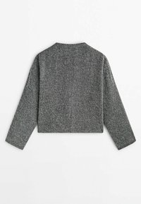 Cardigan court texturé gris avec de longues manches, dos ouvert et détails de couture subtils. Fabriqué en matériau tricoté doux.