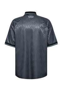 Ciemnoszara koszulka sportowa z subtelnym geometrycznym wzorem, krótkie rękawy i czarny kołnierzyk z turkusowymi akcentami. Marka: Hummel.