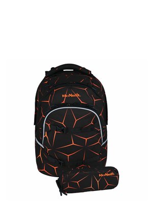 Mochila negra y estuche para lápices con líneas geométricas naranjas y logo de McNeil, vista frontal, con varios compartimentos y cierres de cremallera.