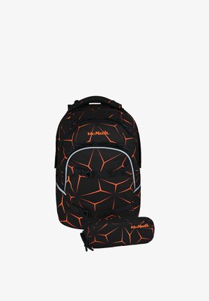 Sac à dos noir et trousse avec lignes géométriques orange et logo McNeil, vue de face, avec plusieurs compartiments et fermetures éclair.