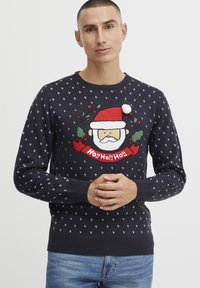 Navy Pullover mit einem Weihnachtsdesign, das ein Weihnachtsmann-Gesicht, einen roten Hut und den Text "Ho! Ho! Ho!" zeigt, umgeben von einem weißen Herzmuster.