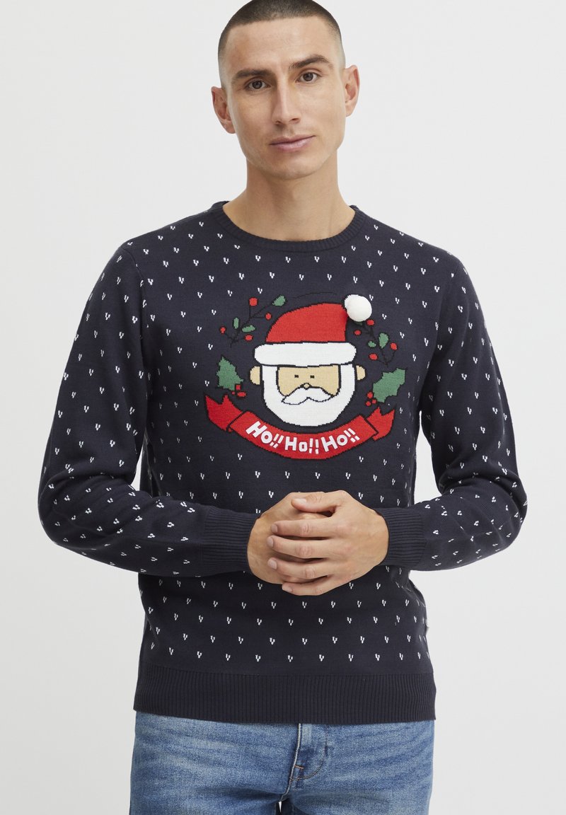 Navy Pullover mit einem Weihnachtsdesign, das ein Weihnachtsmann-Gesicht, einen roten Hut und den Text "Ho! Ho! Ho!" zeigt, umgeben von einem weißen Herzmuster.
