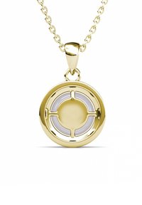 Pendente circolare in oro con una finitura lucida, caratterizzato da un disco centrale e accenti intagliati, attaccato a una catena d'oro.