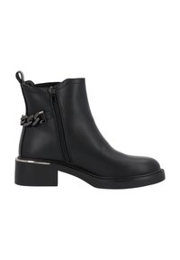 Botín negro de cuero suave, con cremallera lateral y un detalle decorativo de cadena de metal. Tacón cuadrado con detalles metálicos.