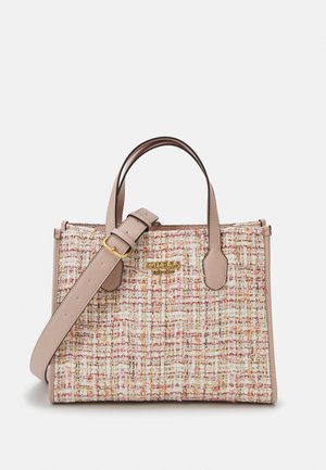 Sac à main rectangulaire structuré avec poignées en cuir rose et bandoulière ajustable, en tissu tweed multicolore avec logo doré "GUESS" sur le devant.