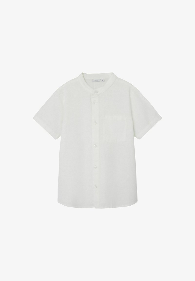 Camisa de lino blanca de manga corta con cuello mao, cierre frontal de botones y un solo bolsillo en el pecho. Textura suave.