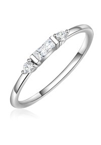 Silverring med en rektangulär mittsten omgiven av två runda stenar, med en polerad yta och en slät banddesign.