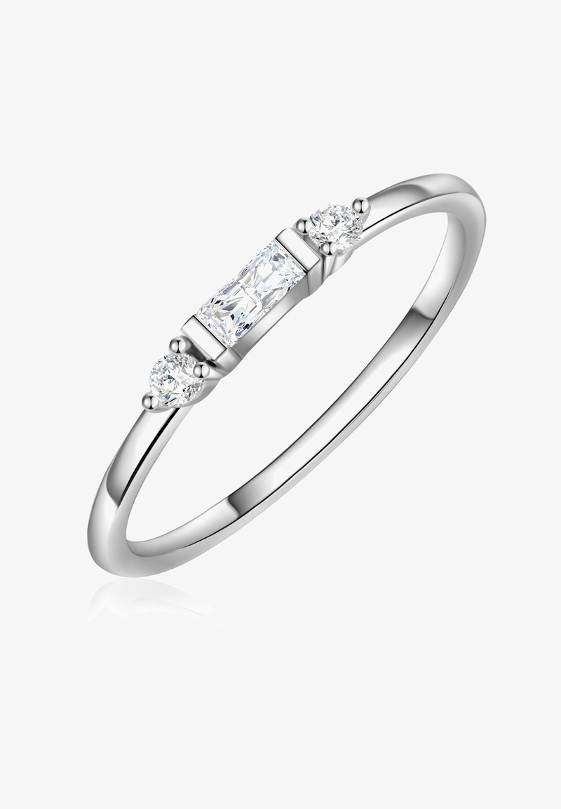 Silverring med en rektangulär mittsten omgiven av två runda stenar, med en polerad yta och en slät banddesign.