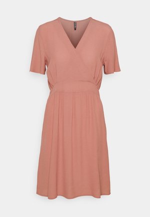 Vestido de estilo envolvente de manga corta en color rosa suave. Presenta un escote en V, busto fruncido y falda en línea A fluida. Fabricado con un tejido ligero y suave.