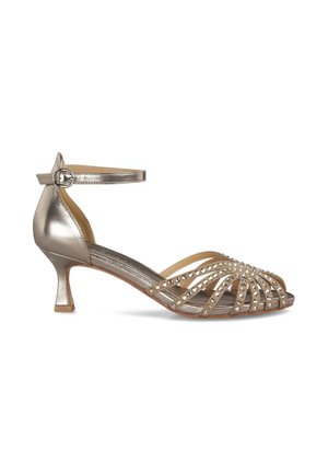 Zapatos dorados metálicos de punta abierta con recortes decorativos y acentos de strass, que presentan un tacón de 5 centímetros y una correa en el tobillo con hebilla.