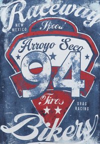 Marineblaues T-Shirt mit weißer und roter, vom Vintage-Stil inspirierter Grafik. Enthält die Wörter "Raceway", "Arroyo Seco", "94" und Sterne, mit einer abgenutzten Textur.