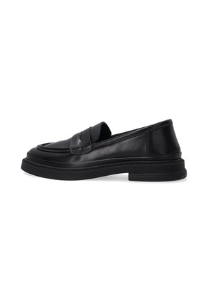 Sort læder slip-on loafer med rundet tå, lav hæl og dekorativ rem over oversiden, vist fra ydersiden.
