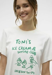 Witte katoenen t-shirt met groene grafische tekst en illustraties van ijs-sundaes en ijsjes, met korte mouwen en een klassieke ronde hals.