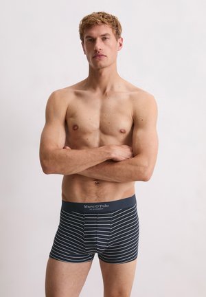 Heren marineblauwe boxershorts met witte horizontale strepen en een logo tailleband. Het materiaal lijkt zacht te zijn met een gladde textuur.