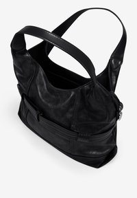 Bolso de hombro de cuero negro con forma curva, que cuenta con un bolsillo con cremallera y acentos texturizados. Acabado suave con correas ajustables.