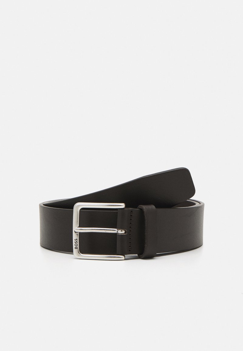Cinturón de cuero negro con una hebilla rectangular plateada, textura suave y una sola fila de agujeros para ajuste.