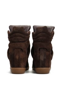 Brązowe zamszowe sneakersy typu high-top z brązowym skórzanym wykończeniem, zwężonym kształtem, teksturowaną górą i gumową podeszwą, z falistym wzorem kołnierza.