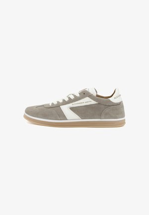 Sneakers in pelle scamosciata grigio chiaro con accenti bianchi. Presentano un design low-top, chiusura con lacci e suola strutturata per una migliore presa. Logo del marchio sul lato.