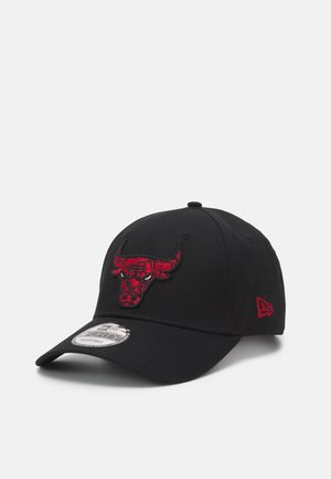 Schwarze Baseballmütze mit rotem gesticktem Bullenlogo auf der Vorderseite und kleinem roten Branding an der Seite. Verfügt über einen gebogenen Schirm und eine verstellbare Passform.