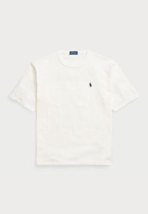Hvit bomull t-skjorte med korte ermer, med klassisk rund hals og en liten svart broder logo på venstre bryst.